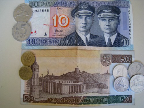 Billets et pièces de Lituanie : 1€= 3,45 Lt, 1Lt= 0,47 CHF ( ahhh merci les francs suisses, c'est plus facile de se repérer grâce à eux!). Remarquez aussi sur le billet de 50 Lt, c'est la cathédrale que j'ai publié plus bas !