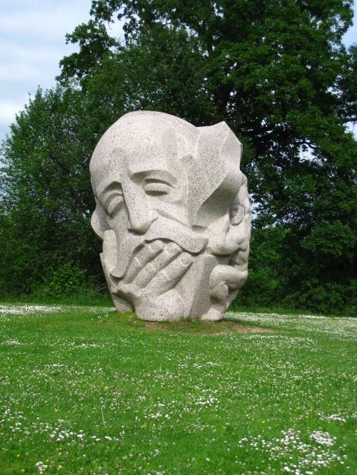 Parc sur la colline des Dainas avec cette statue qui rend hommage à un écrivain letton