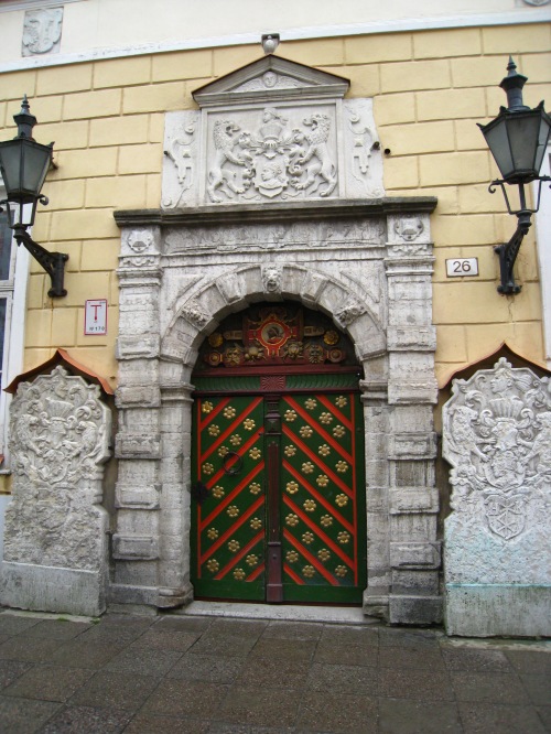 Confrérie des Têtes Noires, portail baroque sur maison renaissance