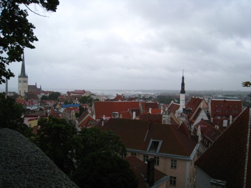 Vue depuis la ville haute sur l'Eglise Saint Olav (à gauche), le port au milieu et au loin, et l'Eglise du Saint Esprit à droite