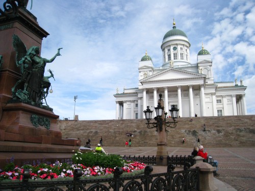 LA cathédrale avec au premier plan une partie de la statue d'Alexandre II