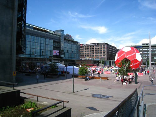 Forum, la grande place avec des centres commerciaux autour
