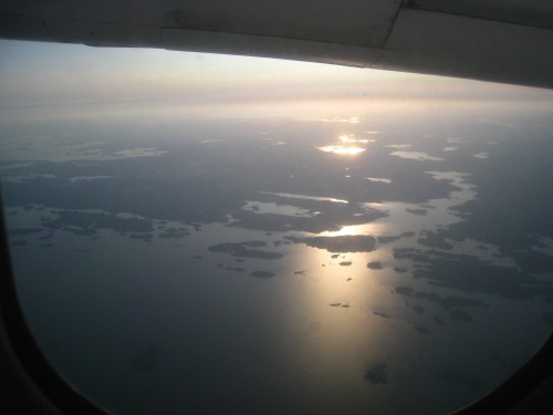Coucher de soleil depuis l'avion sur les lacs et îles de Finlande