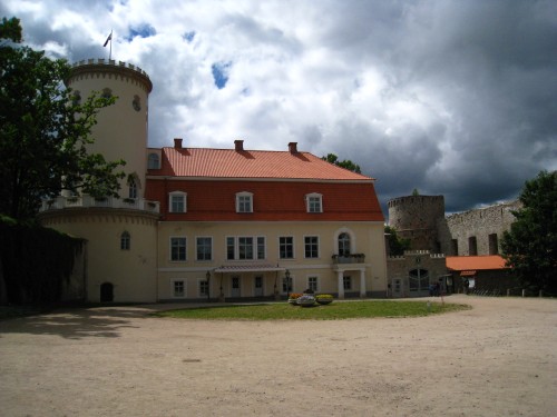 Le Nouveau Château sur la gauche, l'ancien au fond à droite