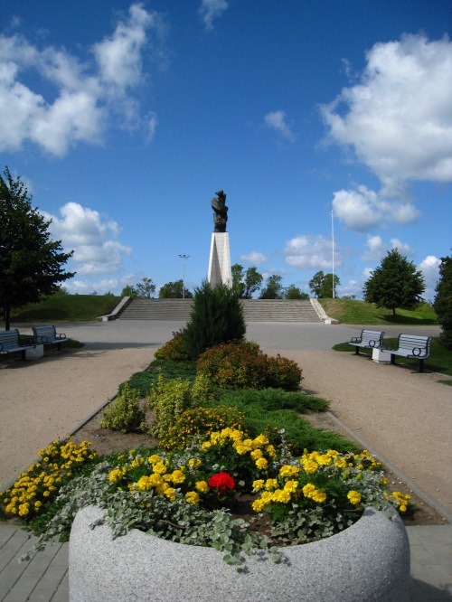 Jardin avec un monument aux marins et pêcheurs disparus en mer